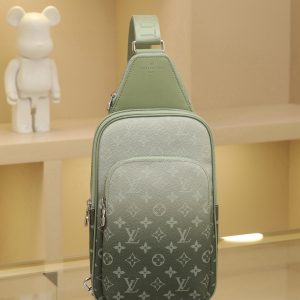 This Avenue crossbody bag in Damier Graphite canvas is the perfect companion for urban living: compact and stylish, it exudes a casual, carefree attitude. Its "smart" shoulder strap design allows for comfortable carrying on either the left or right shoulder. The ergonomic shape enhances carrying comfort, while the dual zipper closure ensures your valuables stay secure. Dimensions: 20*31*7cm
